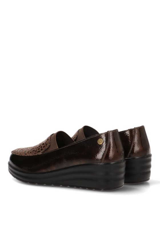 Mocasín marrón AMARPIES AMD31047 de mujer con cuña media