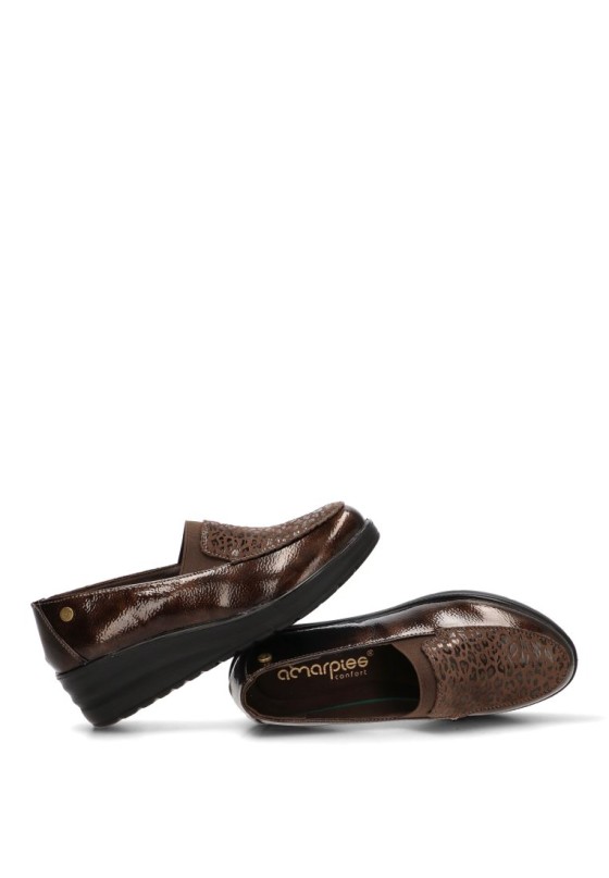 Mocasín marrón AMARPIES AMD31047 de mujer con cuña media