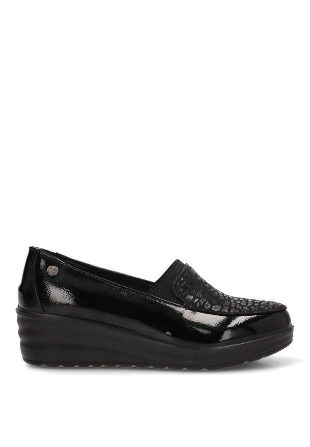 Mocasín negro con cuña media AMARPIES para mujer AMD31047