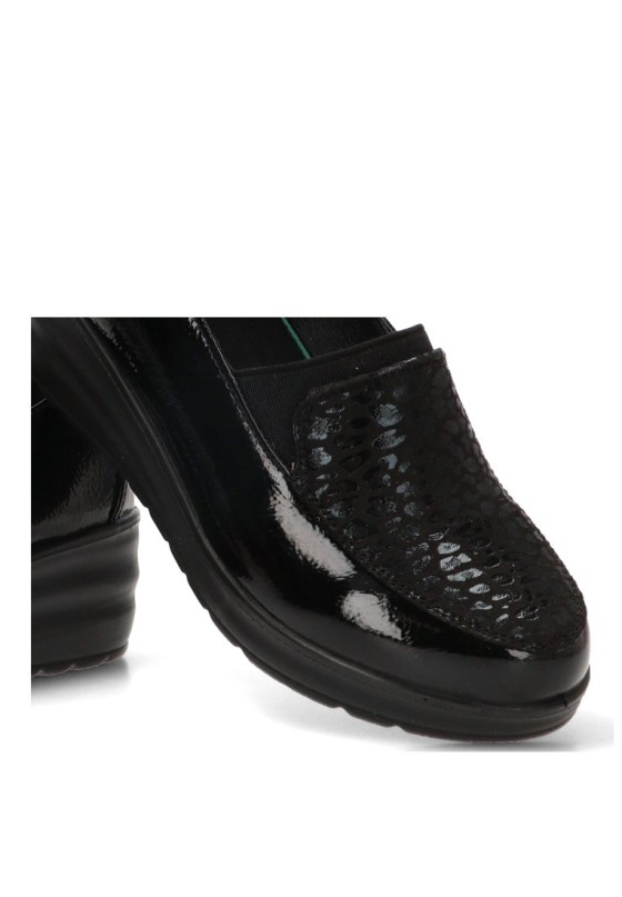 Mocasín negro con cuña media AMARPIES para mujer AMD31047