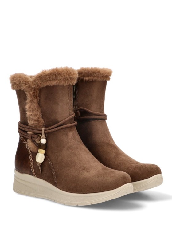 Botín sintético con cuña media AMARPIES ATL31135 taupe para mujer