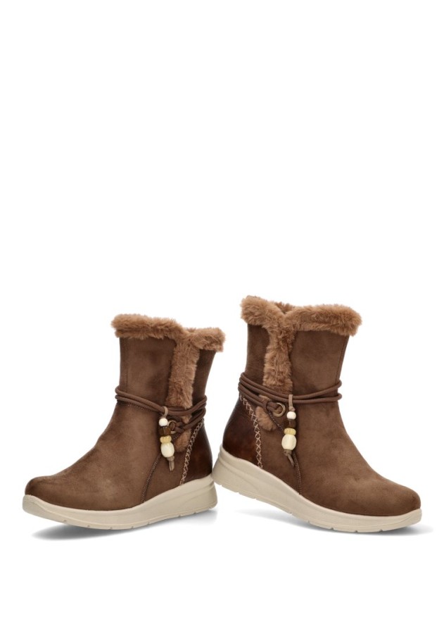Botín sintético con cuña media AMARPIES ATL31135 taupe para mujer