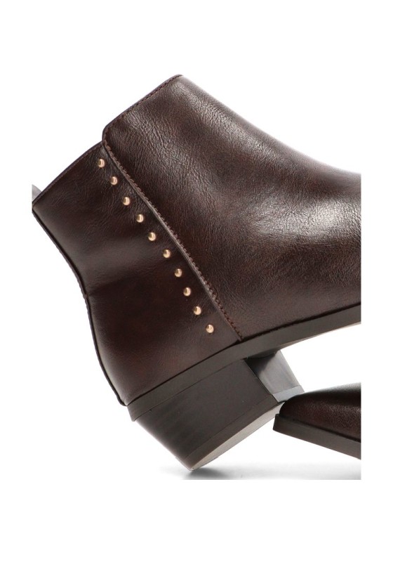 Botín campero con tachas para mujer ETIKA 110551 color café y tacón medio