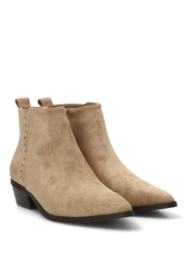 Botín campero de mujer ETIKA 110551 en antelina taupe con tachas y tacón medio
