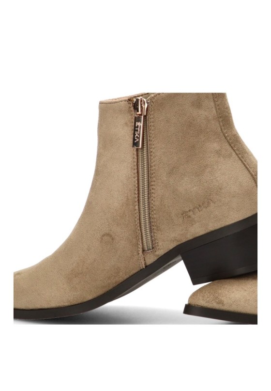 Botín campero de mujer ETIKA 110551 en antelina taupe con tachas y tacón medio