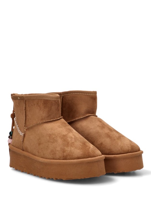 Botín camel de antelina ETIKA 10914 para mujer con suela doble y colgante de bolas