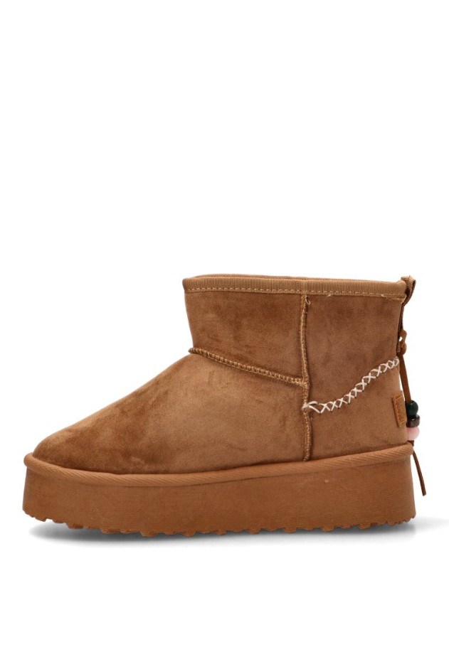 Botín camel de antelina ETIKA 10914 para mujer con suela doble y colgante de bolas