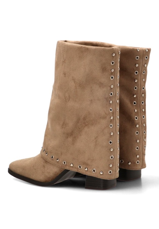 Botín de mujer ETIKA 32029 en antelina taupe con tachas y tacón alto