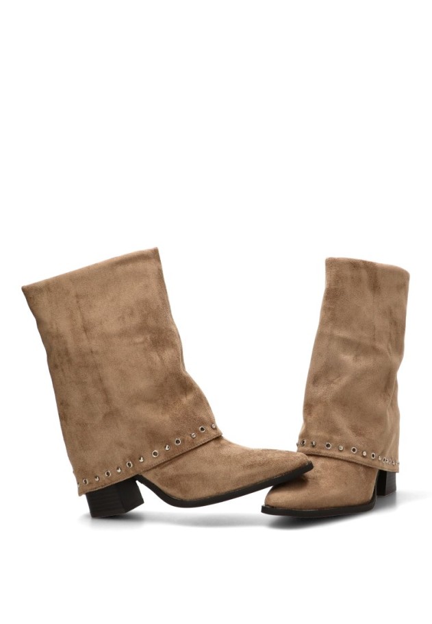 Botín de mujer ETIKA 32029 en antelina taupe con tachas y tacón alto