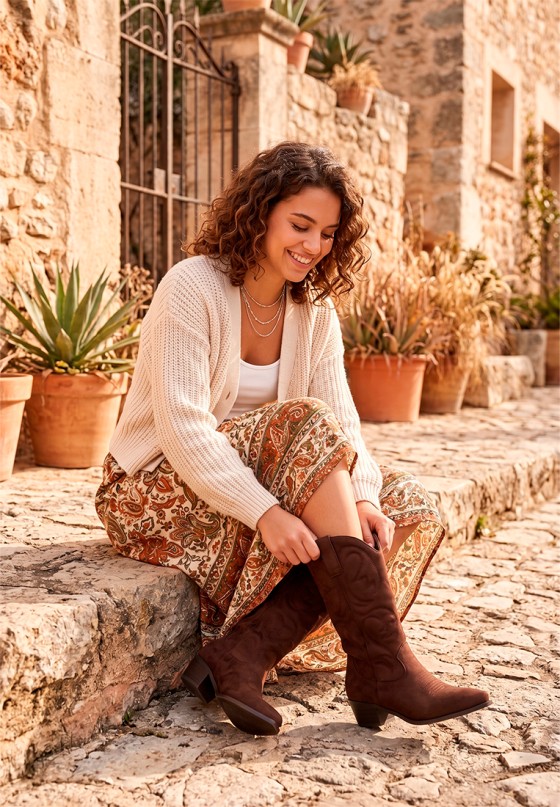 Bota campera de mujer ETIKA 110570 en antelina café con tacón medio