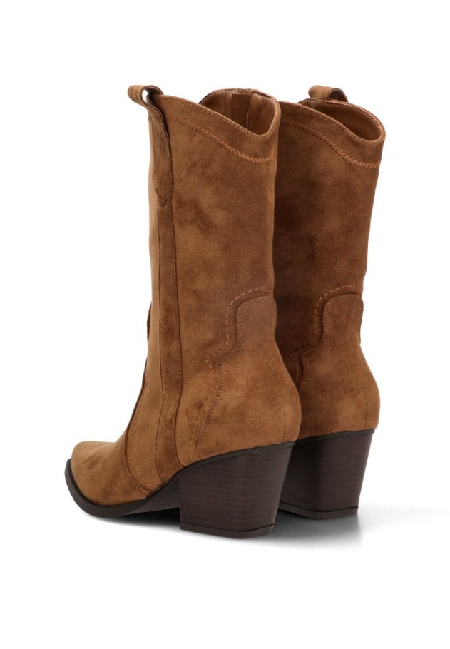 Botín campero ETIKA 110564 para mujer en antelina camel con tacón medio