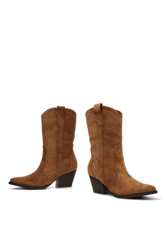 Botín campero ETIKA 110564 para mujer en antelina camel con tacón medio