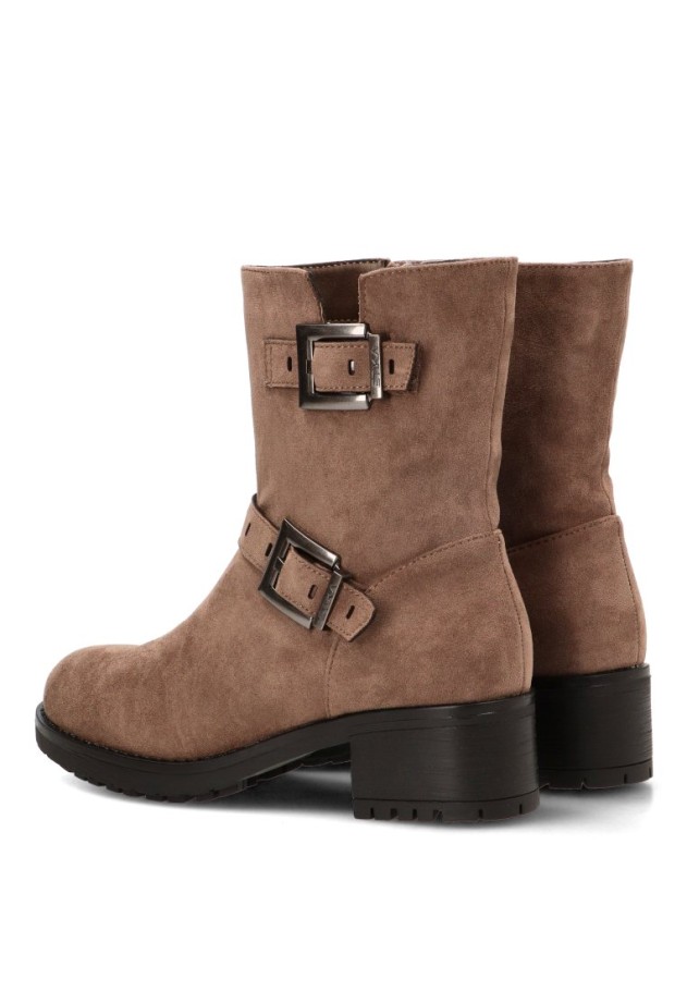 Botín ETIKA 11050 con doble hebilla y tacón medio en antelina taupe para mujer