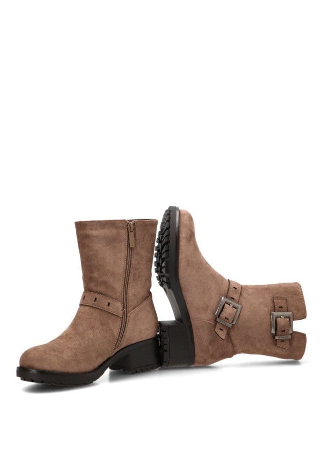 Botín ETIKA 11050 con doble hebilla y tacón medio en antelina taupe para mujer