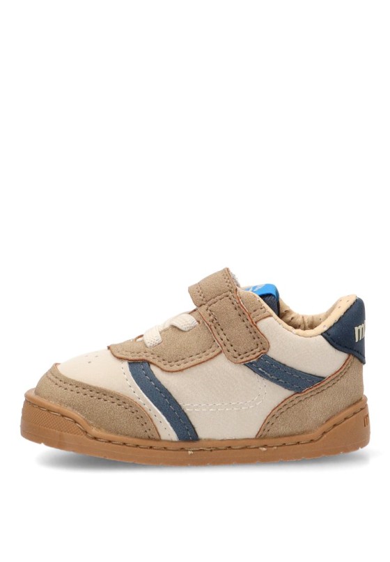 Deportivo con suela plana de niño Mustang Kids 49007 en color arena