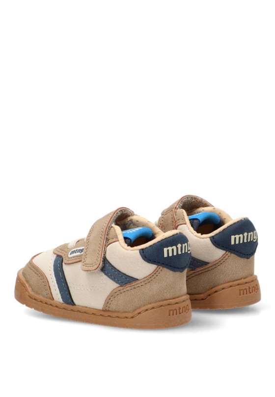 Deportivo con suela plana de niño Mustang Kids 49007 en color arena