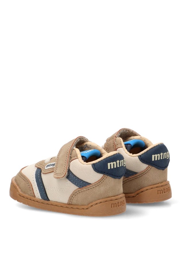 Deportivo con suela plana de niño Mustang Kids 49007 en color arena