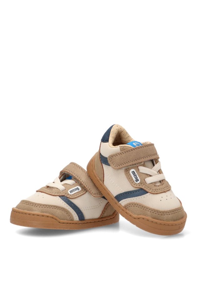 Deportivo con suela plana de niño Mustang Kids 49007 en color arena
