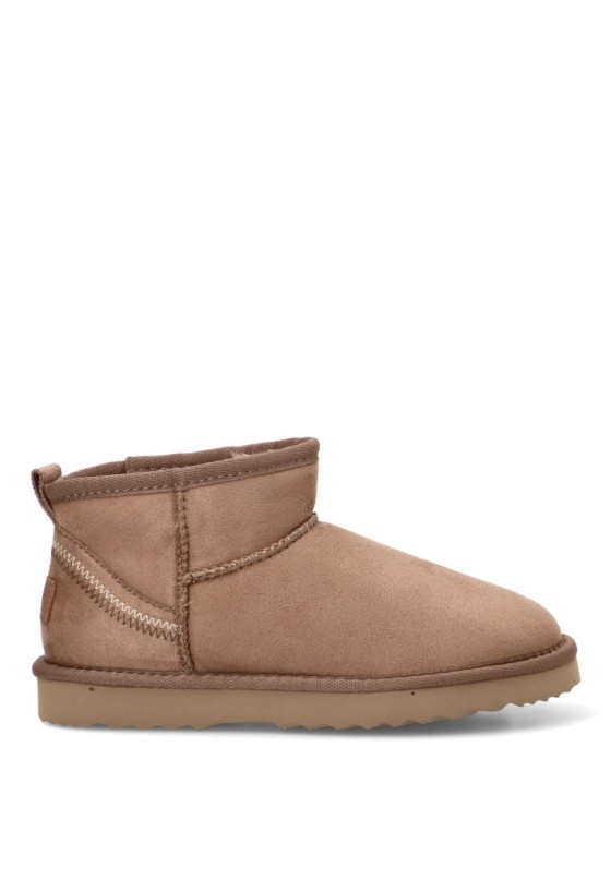 Botín con suela plana de mujer MUSTANG 59732 en taupe antelina con forro de borrego