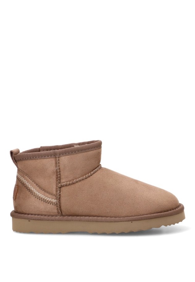 Botín con suela plana de mujer MUSTANG 59732 en taupe antelina con forro de borrego