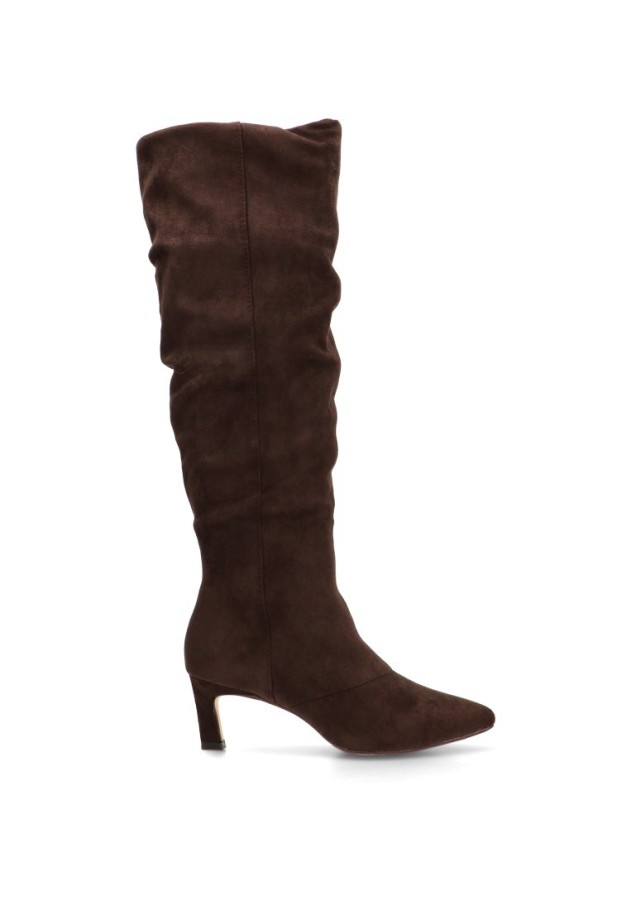 Bota de mujer MUSTANG 56247 en antelina café con tacón medio
