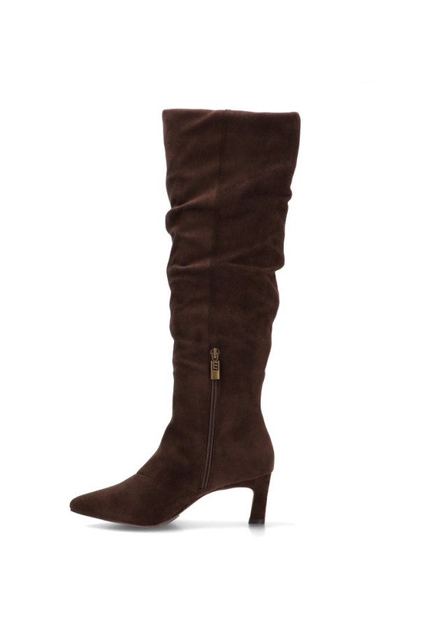 Bota de mujer MUSTANG 56247 en antelina café con tacón medio