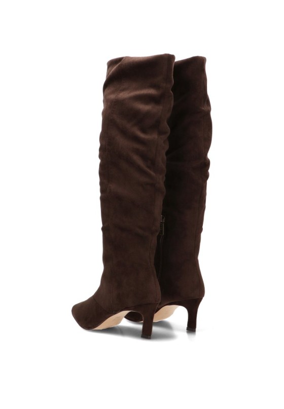 Bota de mujer MUSTANG 56247 en antelina café con tacón medio