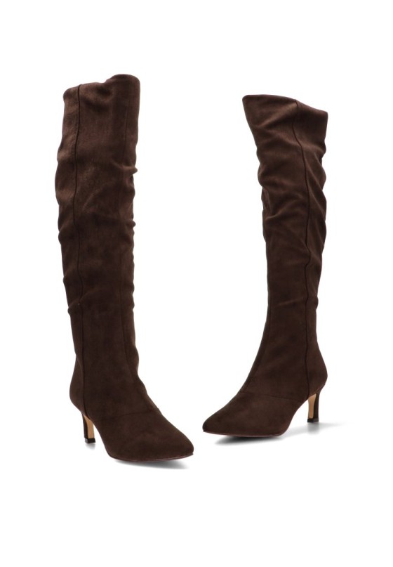 Bota de mujer MUSTANG 56247 en antelina café con tacón medio