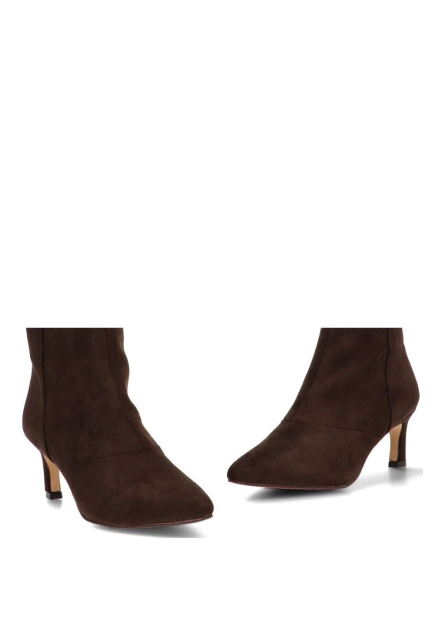 Bota de mujer MUSTANG 56247 en antelina café con tacón medio