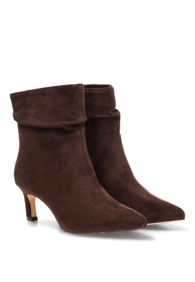 Botín de antelina café con tacón medio para mujer MUSTANG 55982