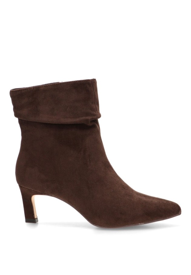 Botín de antelina café con tacón medio para mujer MUSTANG 55982