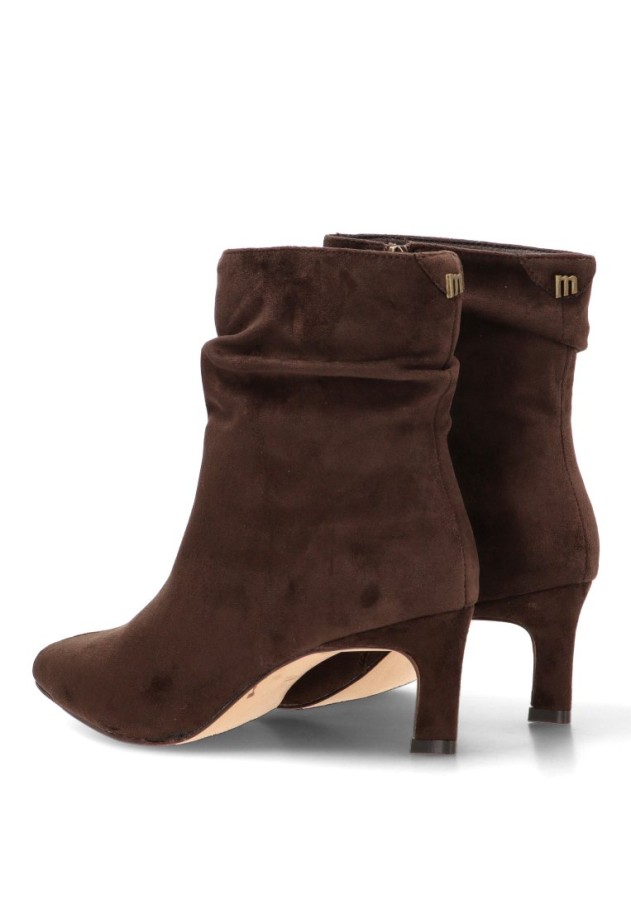 Botín de antelina café con tacón medio para mujer MUSTANG 55982