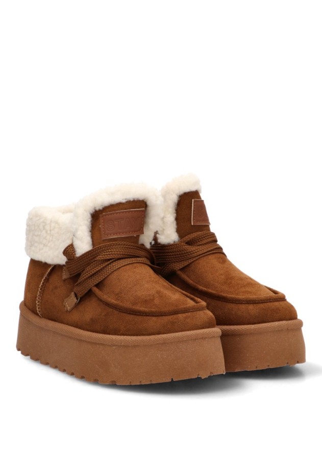 Botín STAY en antelina camel con suela doble modelo 35-2054