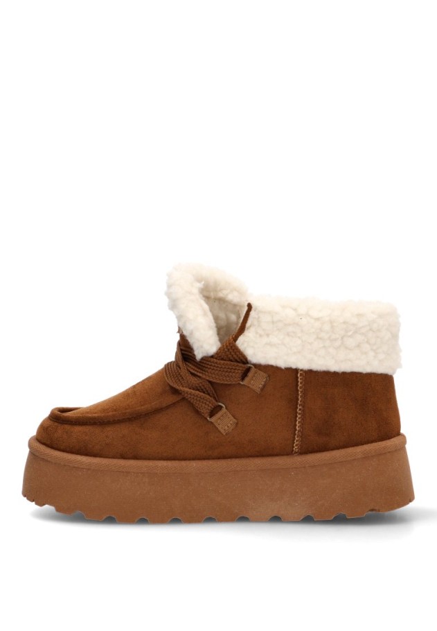 Botín STAY en antelina camel con suela doble modelo 35-2054