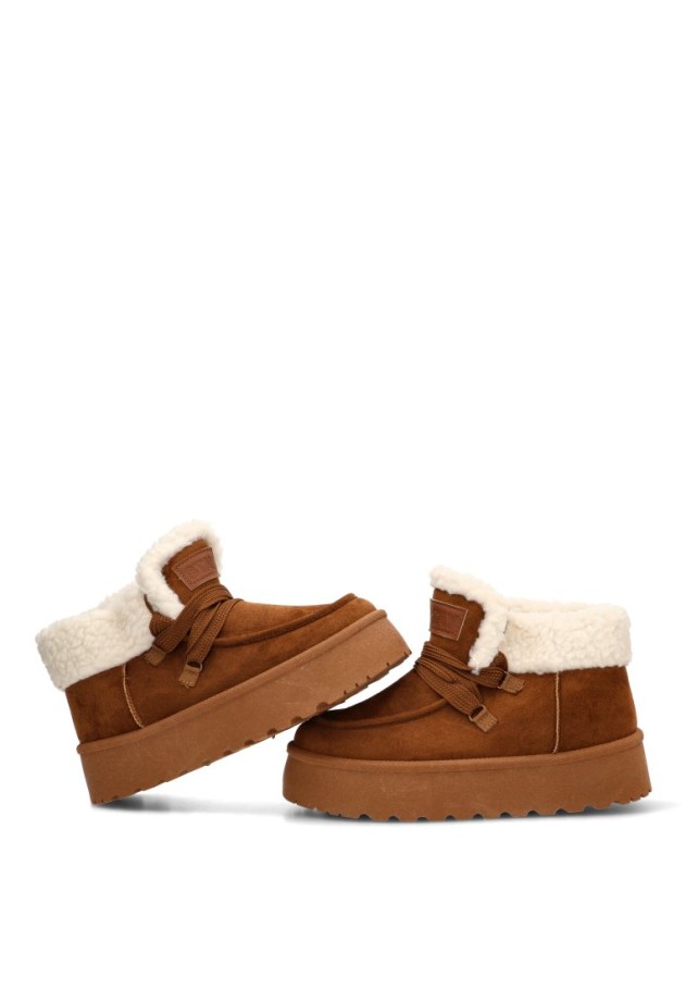 Botín STAY en antelina camel con suela doble modelo 35-2054