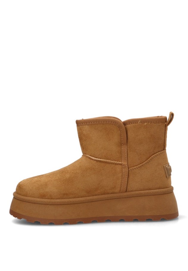 Botín antelina camel con suela doble y pompón para mujer DANGELA DBF31860