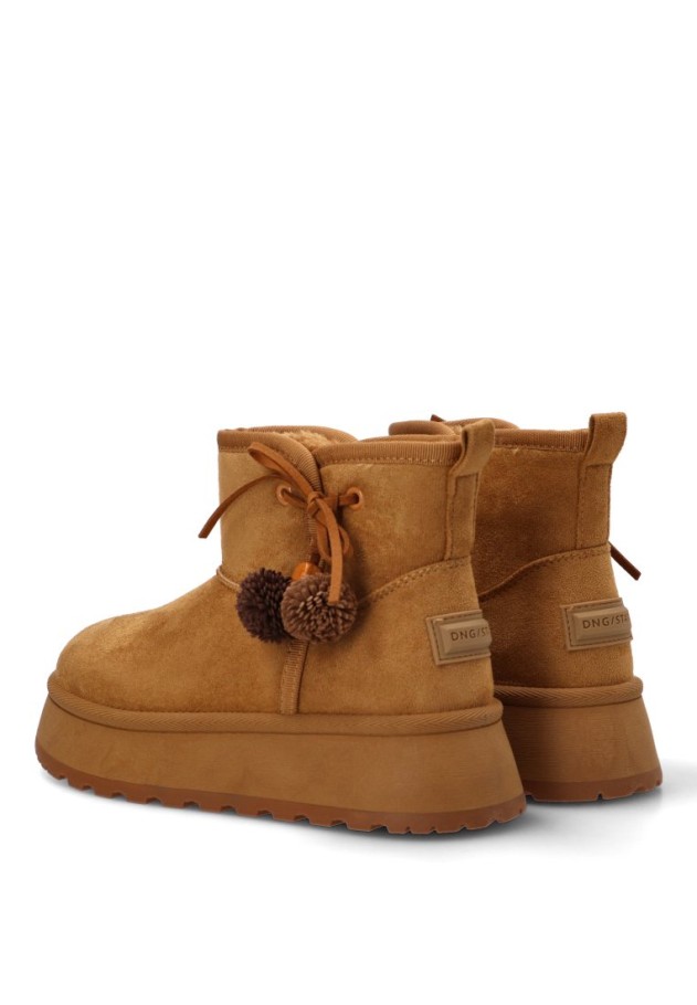 Botín antelina camel con suela doble y pompón para mujer DANGELA DBF31860