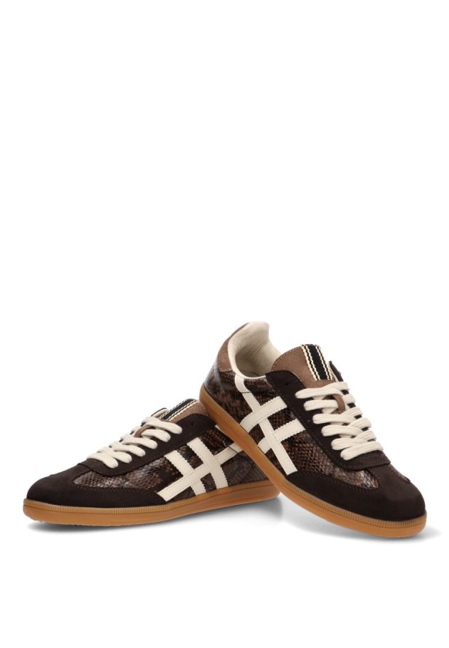 Deportivo café con cordones y suela plana de mujer LUNA TREND M6518