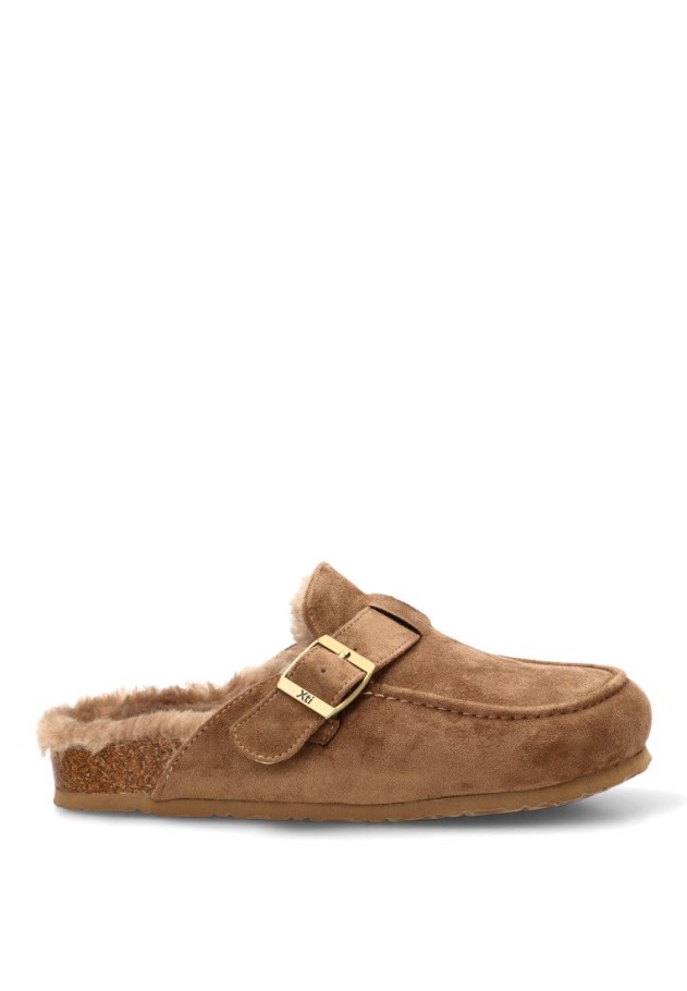 Zueco taupe de mujer XTI 146524 en antelina con hebilla y suela plana