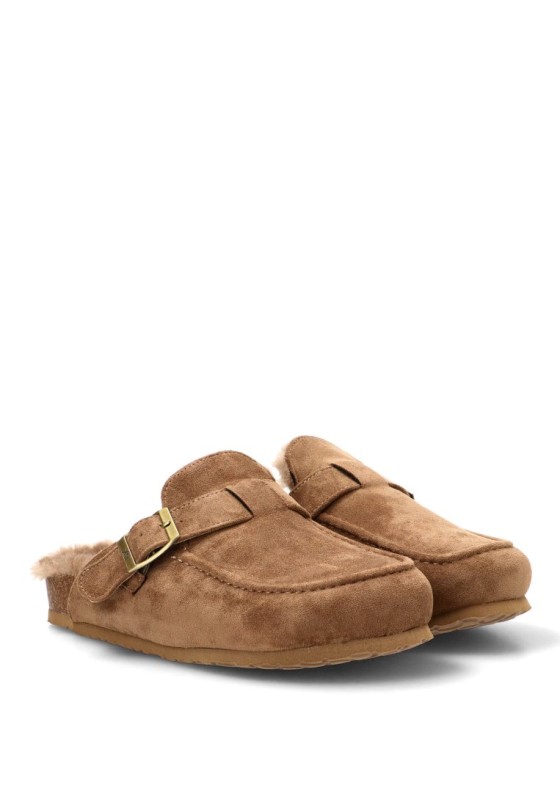 Zueco taupe de mujer XTI 146524 en antelina con hebilla y suela plana