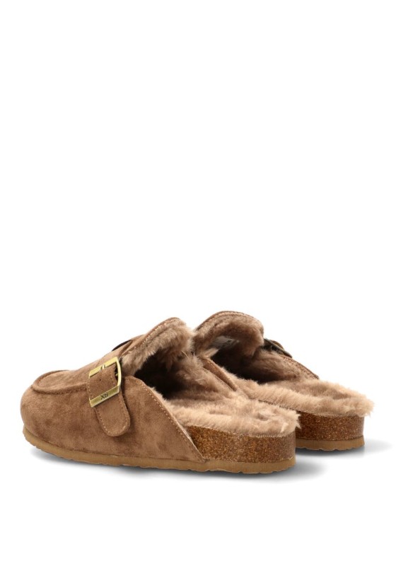 Zueco taupe de mujer XTI 146524 en antelina con hebilla y suela plana