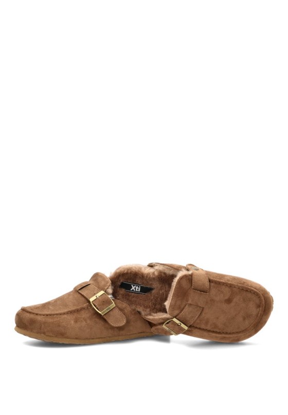 Zueco taupe de mujer XTI 146524 en antelina con hebilla y suela plana