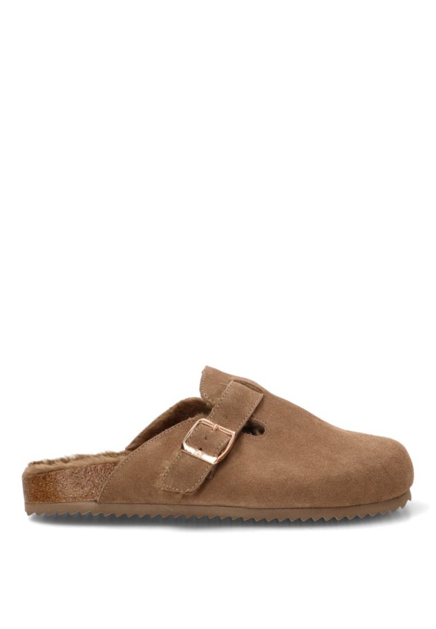 Zueco de hombre XTI 146751 en piel taupe con suela plana