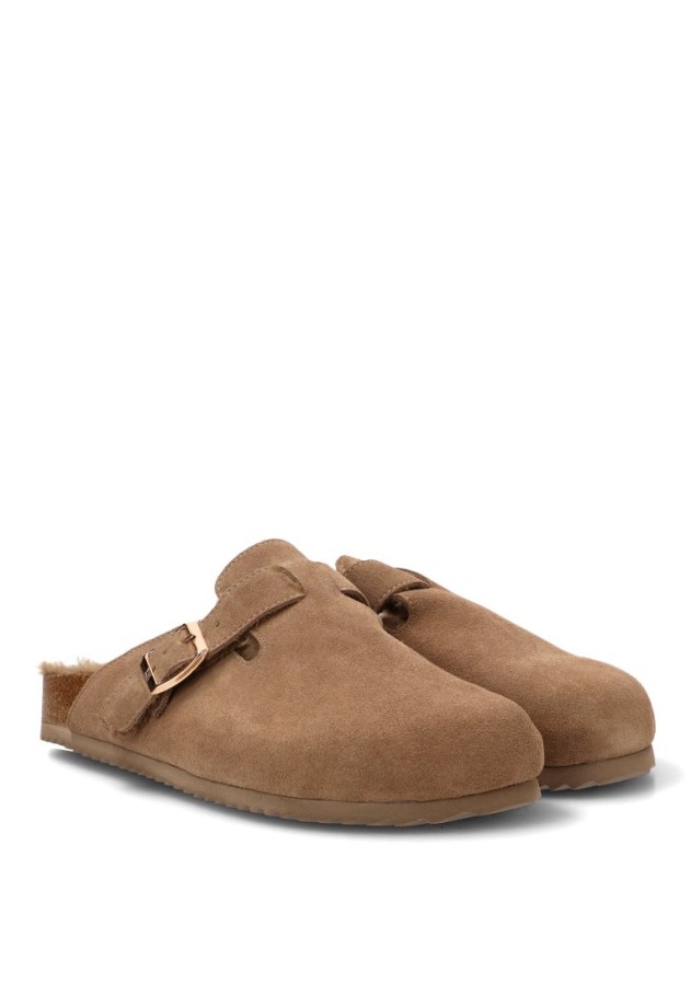 Zueco de hombre XTI 146751 en piel taupe con suela plana