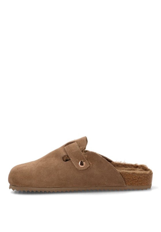 Zueco de hombre XTI 146751 en piel taupe con suela plana