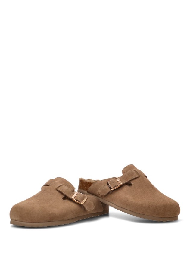 Zueco de hombre XTI 146751 en piel taupe con suela plana