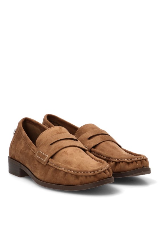 Mocasín taupe antelina con suela plana para mujer XTI modelo 146534
