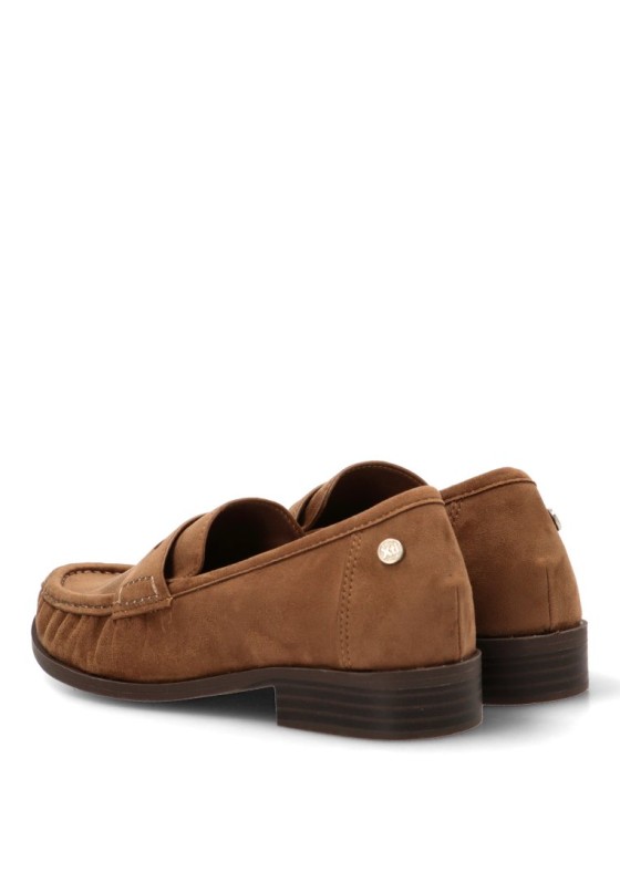 Mocasín taupe antelina con suela plana para mujer XTI modelo 146534