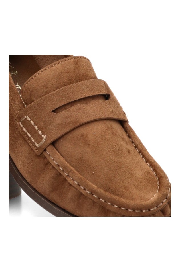 Mocasín taupe antelina con suela plana para mujer XTI modelo 146534