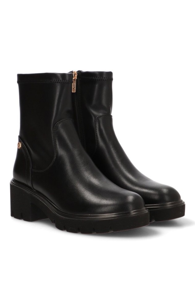 Botín negro de mujer XTI 146356 con tacón medio